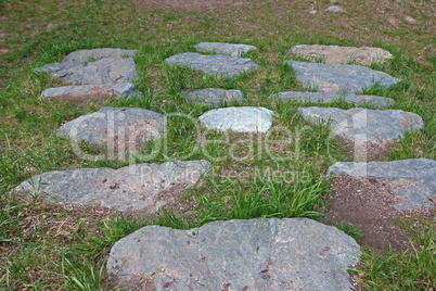 Weg mit Steinplatten