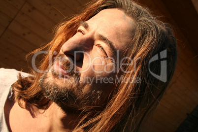 Mann mit langen Haaren