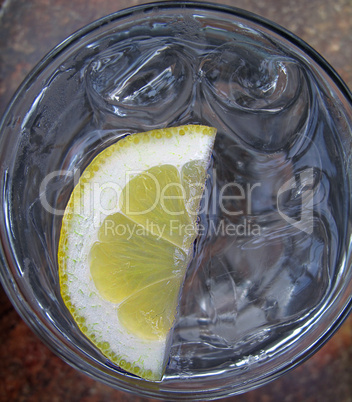 Wasserglas mit Eis und Zitron