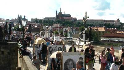 Karlsbrücke in Prag mit Touristen