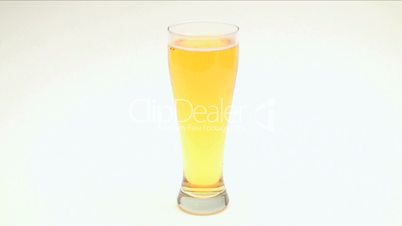 Ein Glas Bier nehmen