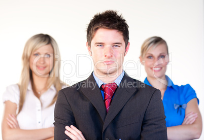Mann mit Anzug und zwei Frauen