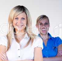 Zwei junge blonde Frauen