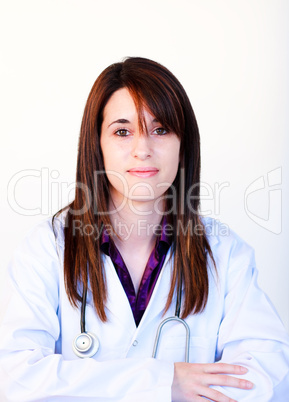 Ärztin sitzt am Schreibtisch