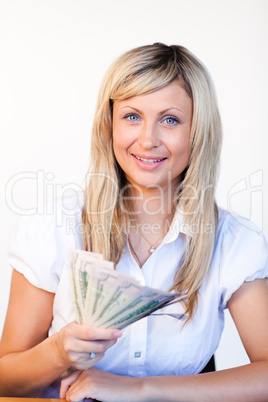 Junge Frau mit Geldscheinen