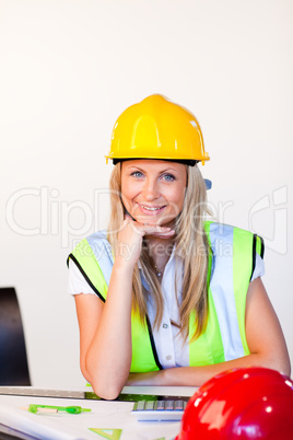 Frau mit Schutzhelm im Büro