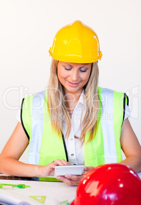 Frau mit Schutzhelm im Büro