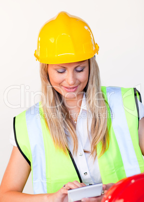 Frau mit Schutzhelm im Büro