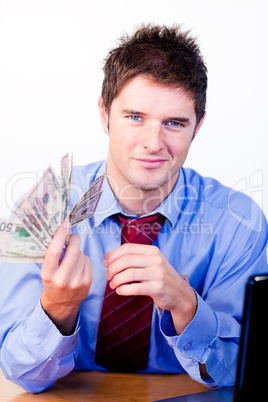 Mann hält Geldscheine in der Hand
