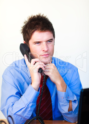 Mann telefoniert am Schreibtisch