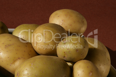 Kartoffeln auf braunem HG