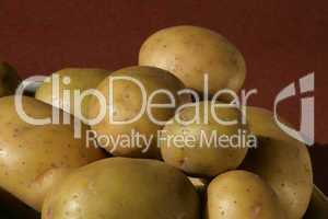 Kartoffeln auf braunem HG