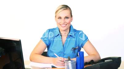 Frau am Schreibtisch