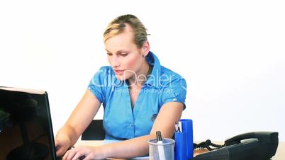 Frau am Schreibtisch