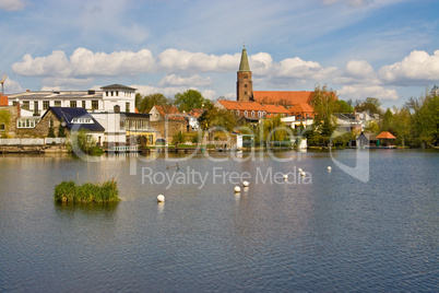 Stadt am Fluss, town on river