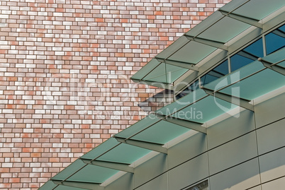 Fassade mit Sonnenschutz -.Metal facade with glassy sunprotection