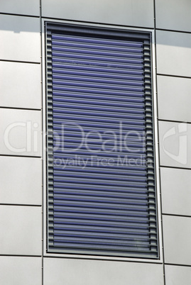 Blauer Sonnenschutz -.Blue glass window with sun visor