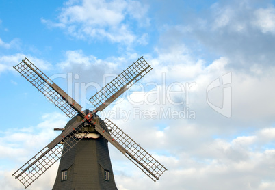 Alte Windmühle vor blauem Himmel -.Old windmill against blue sky