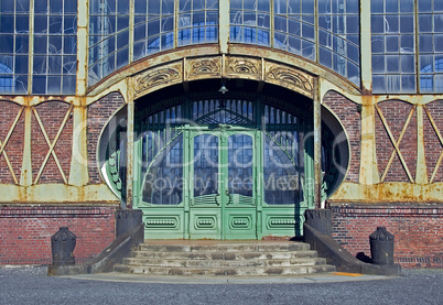 .Jugendstiltür eines alten Maschinenhauses -.Ancient art nouveau door of an old coal mine
