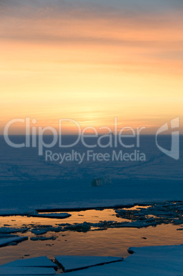 Sonnenuntergang auf dem Eis am Polarkreis