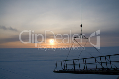 Sonnenuntergang auf dem Eis am Polarkreis