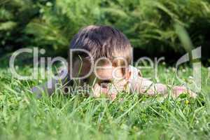 Kind im Gras