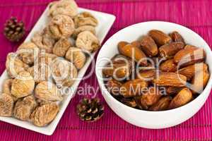 getrocknete Feigen und Datteln, dried figs and dates