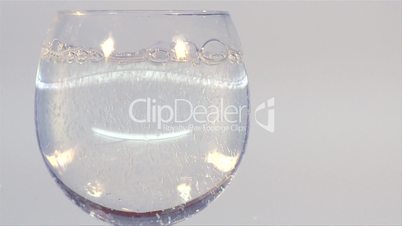 Mineralwasser in Glas, Zeitlupe