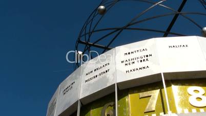 Urania-Weltzeituhr auf dem Alexanderplatz in Berlin