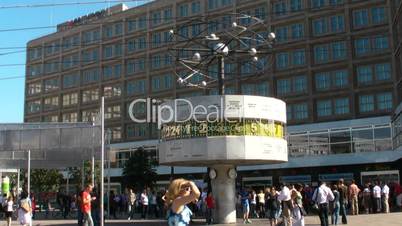 Die Urania-Weltzeituhr auf dem Alexanderplatz in Berlin