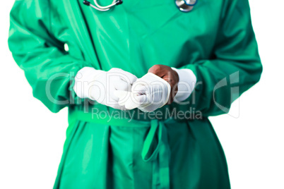 Surgeon putting on his gloves