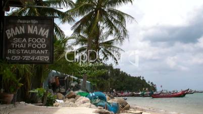 Restaurantschild am Strand von Thailand