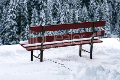 Schneebedeckte Sitzbank