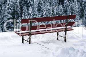 Schneebedeckte Sitzbank