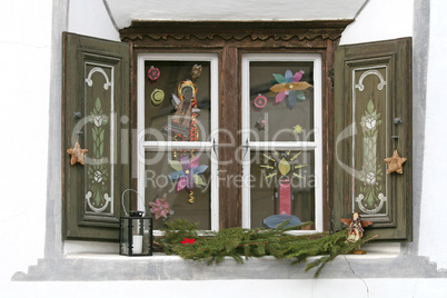 Hausfenster mit Weihnachtsdekoration