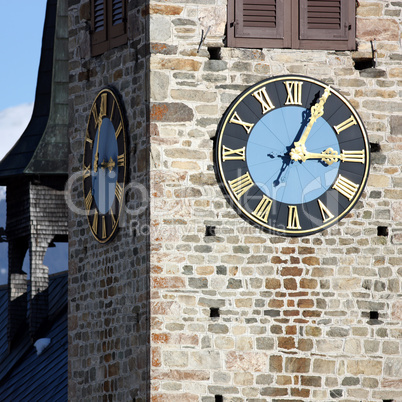 Kirchturm mit Uhr