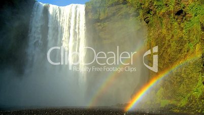 Wasserfall mit Regenbogen