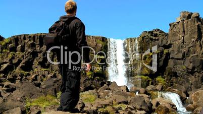 Wasserfall mit Mann