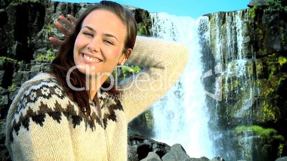 Frau vor Wasserfall