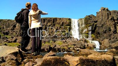 Wasserfall mit Touristen