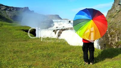 Wasserfall mit Person