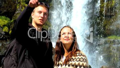 Wasserfall mit Touristen