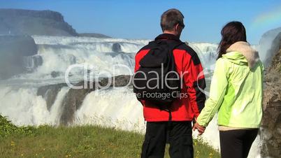 Touristen am Wasserfall