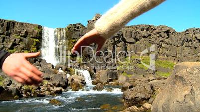 Touristen am Wasserfall