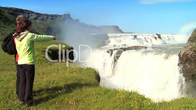 Touristen am Wasserfall