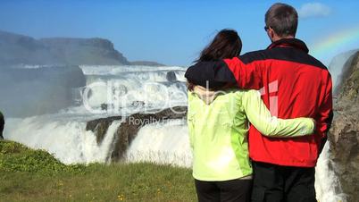 Touristen am Wasserfall