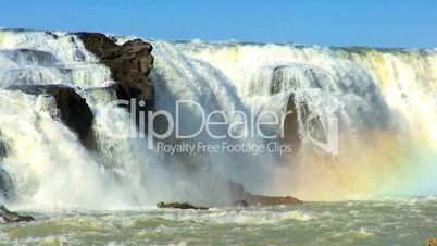 Wasserfall mit Regenbogen