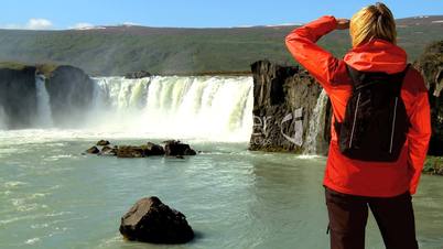 Tourist am Wasserfall
