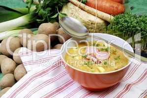 Suppenschale mit Kartoffelsuppe