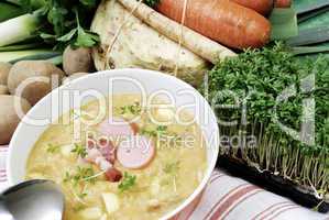 Suppenschale mit Kartoffelsuppe